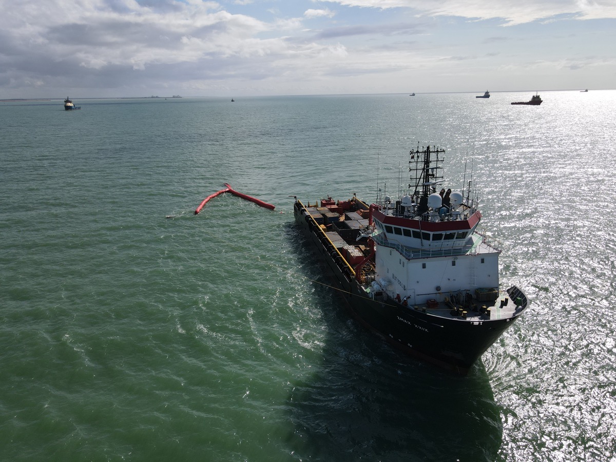 Embarcação offshore em operação no mar